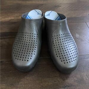 Calzuro BIHOS slip on clogs